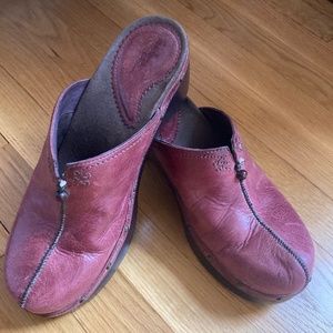 Indigo by Clark’s red clogs